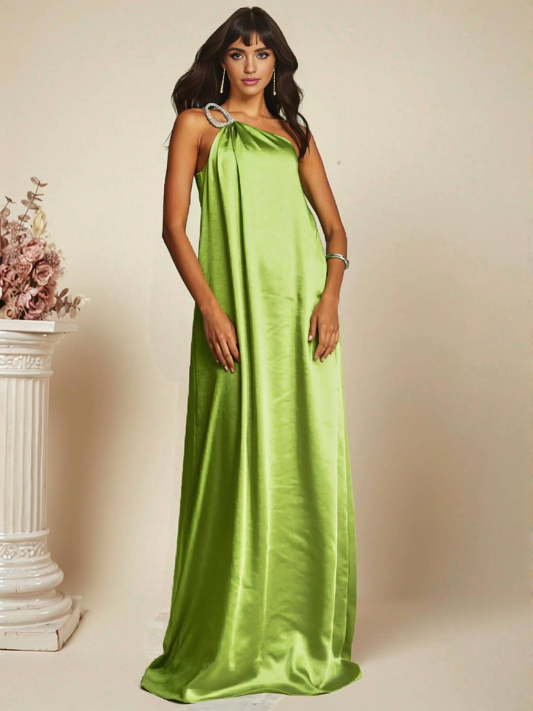 Cocolii longue robe longue asymétrique en satin détail bijou à l'épaule sans manches femme de soirée de plage