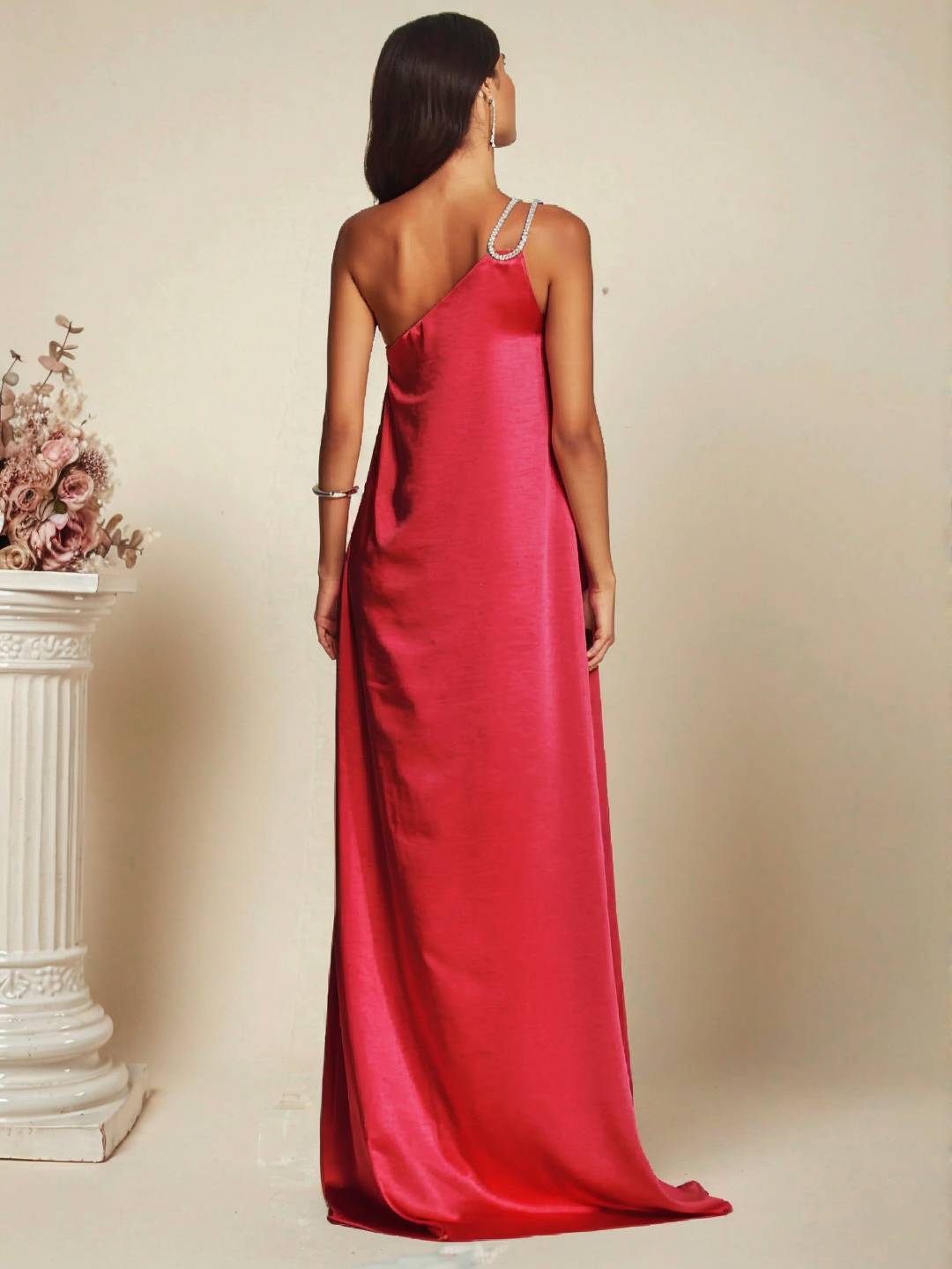 Cocolii longue robe longue asymétrique en satin détail bijou à l'épaule sans manches femme de soirée de plage