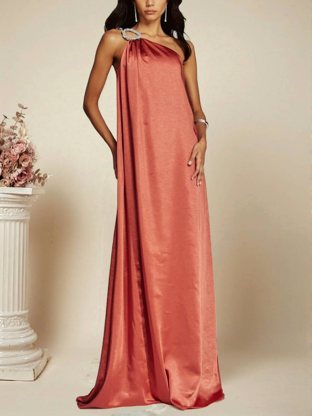 Cocolii longue robe longue asymétrique en satin détail bijou à l'épaule sans manches femme de soirée de plage