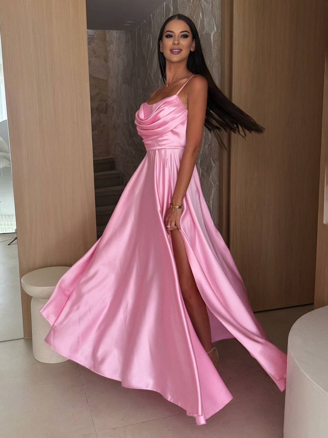 Cocolii longue robe en satin unicolore fendu le côté à fines brides col bénitier sans manches femme élégant de soirée cérémonie