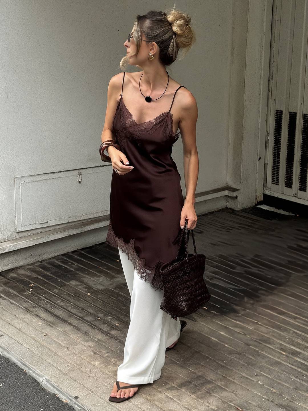 Cocolii robe courte femme en satin et dentelle irrégulière à fines brides v-cou sans manches ourlet asymétrique chic