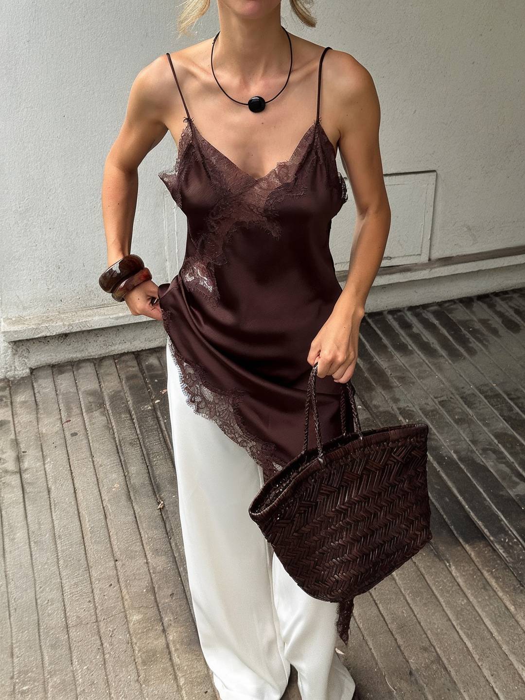 Cocolii robe courte femme en satin et dentelle irrégulière à fines brides v-cou sans manches ourlet asymétrique chic